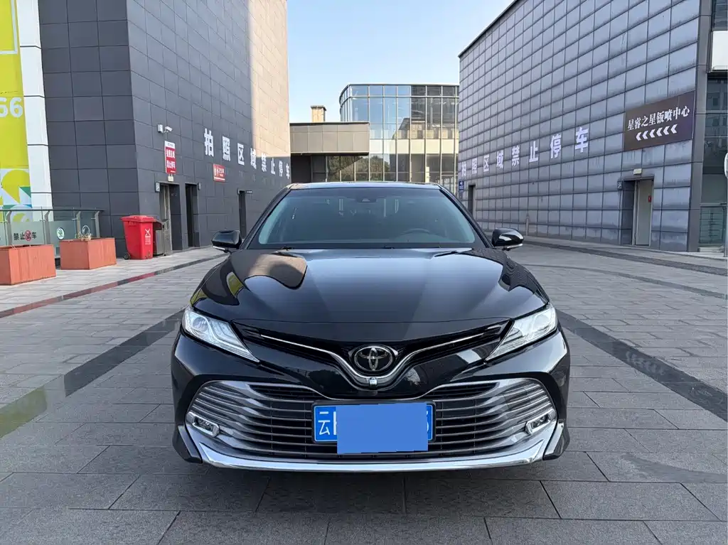 Toyota Camry 2019 — фото 2