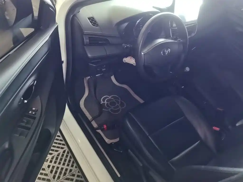 Toyota Yaris L 2020 — фото 16