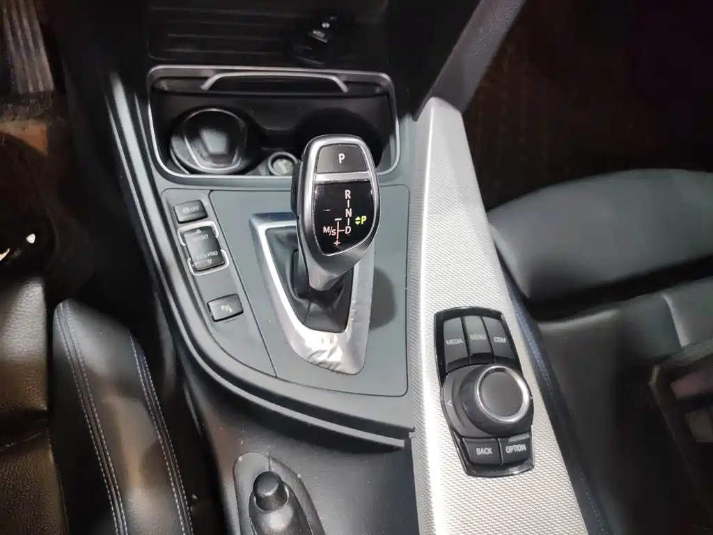 BMW 3 Series 2018 — фото 10