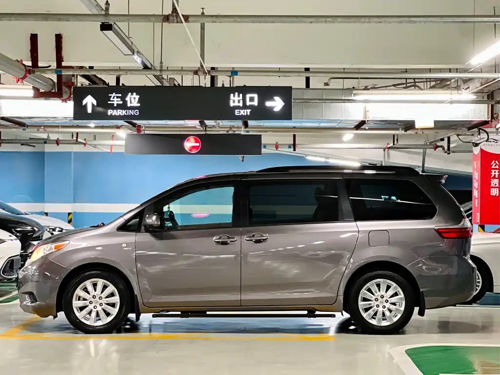 Toyota Sienna 2017 — фото 14