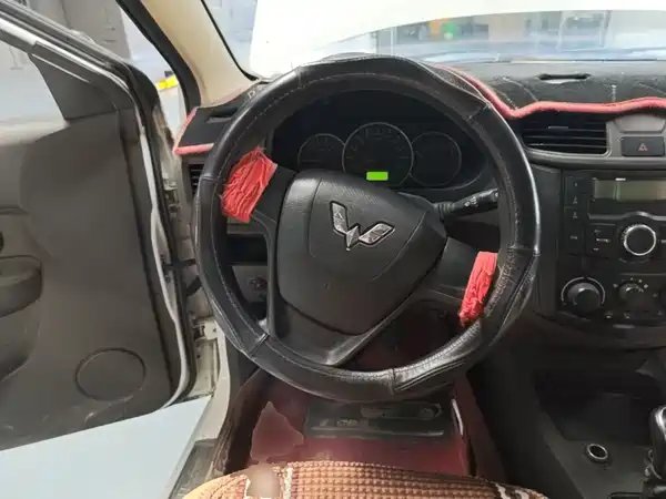 Wuling Hongguang 2015