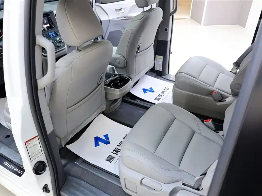 Toyota Sienna 2020 — фото 29