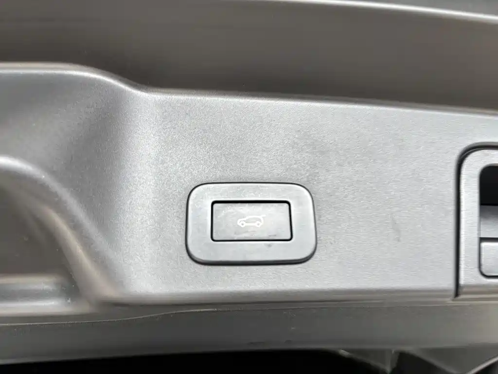 Land Rover Range Rover Evoque 2023 — фото 28