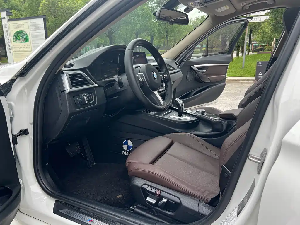 BMW 3 Series 2018 — фото 14