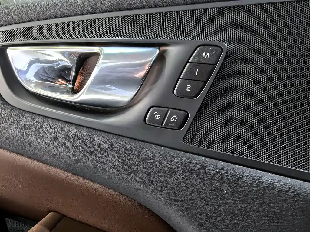 Volvo XC60 2023 — фото 13