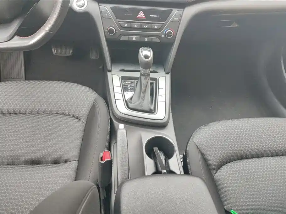 Hyundai Elantra 2018 — фото 16