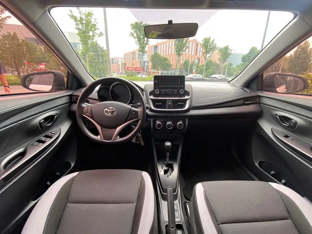 Toyota Yaris L 2023