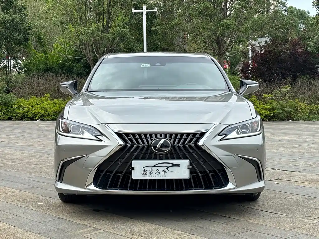 Lexus ES 2023 — фото 1