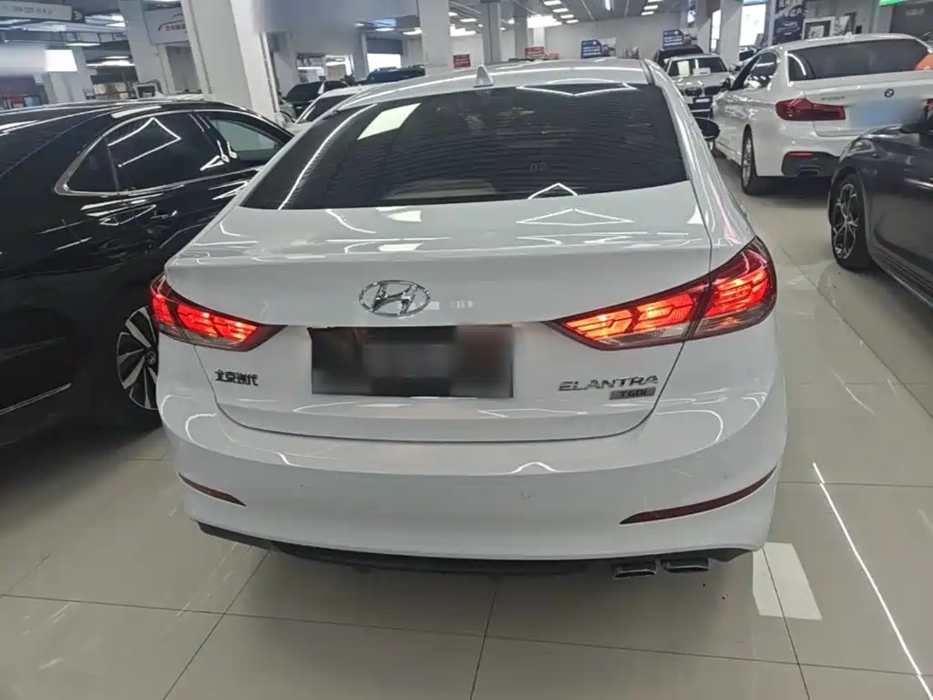 Hyundai Elantra 2020 — фото 6