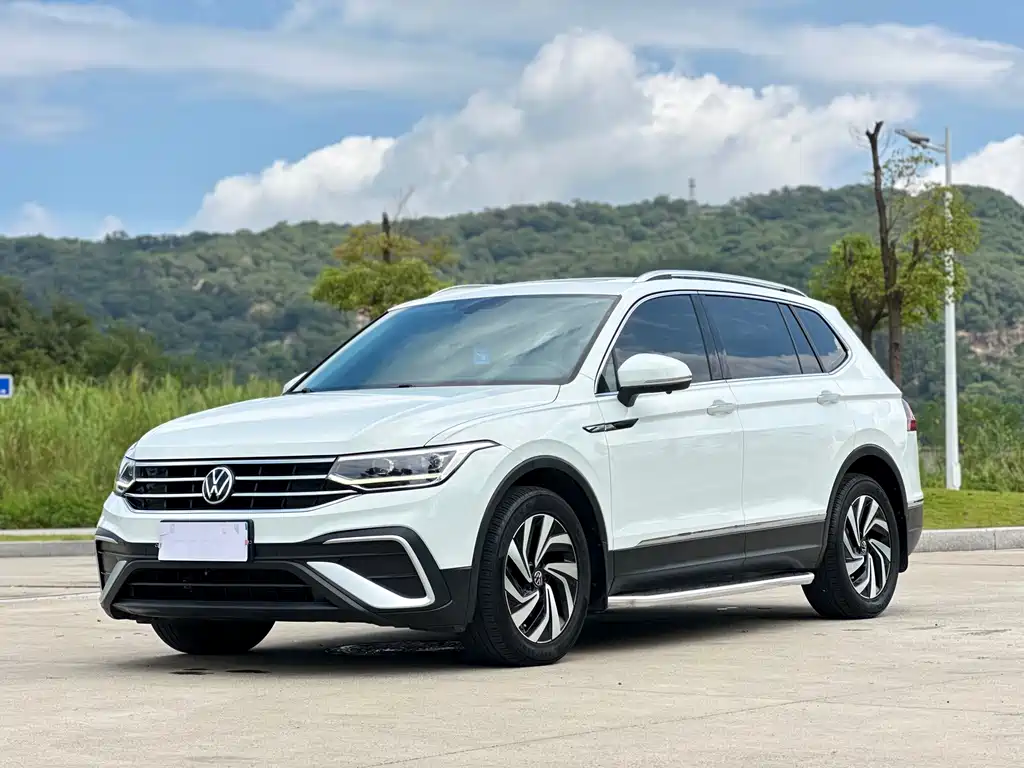 Volkswagen Tiguan L 2022 — фото 1