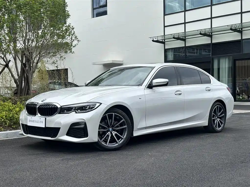 BMW 3 Series 2022 — фото 1