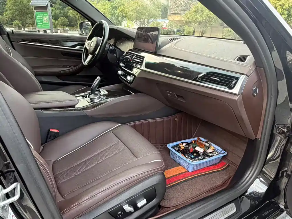 BMW 5 Series 2021 — фото 11