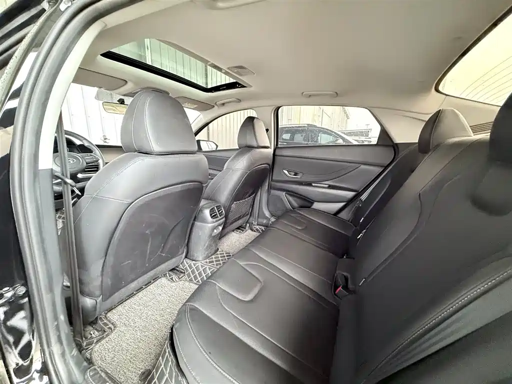 Hyundai Elantra 2023 — фото 11