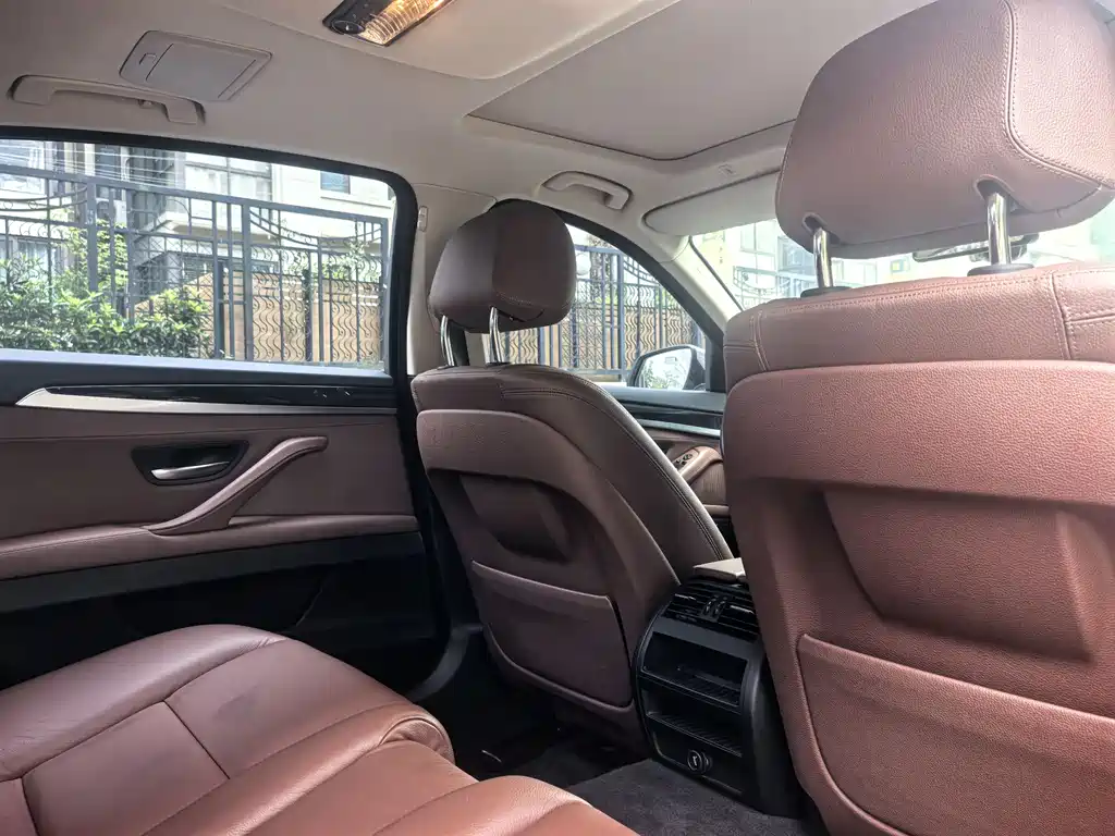 BMW 5 Series 2017 — фото 10