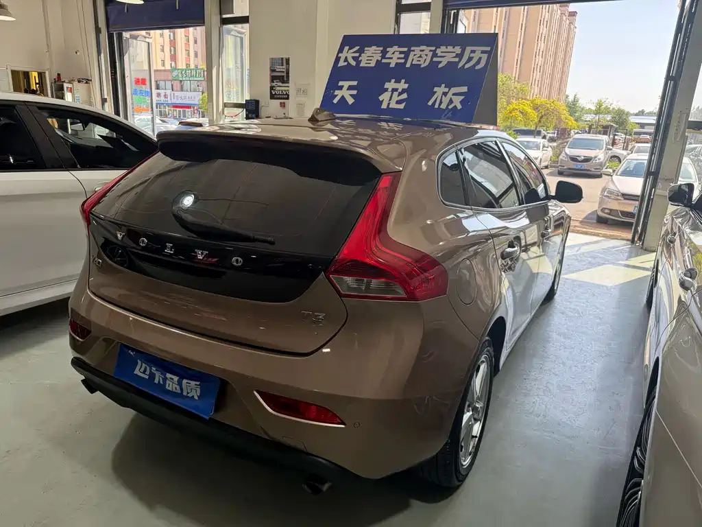 Volvo V40 2017 — фото 10