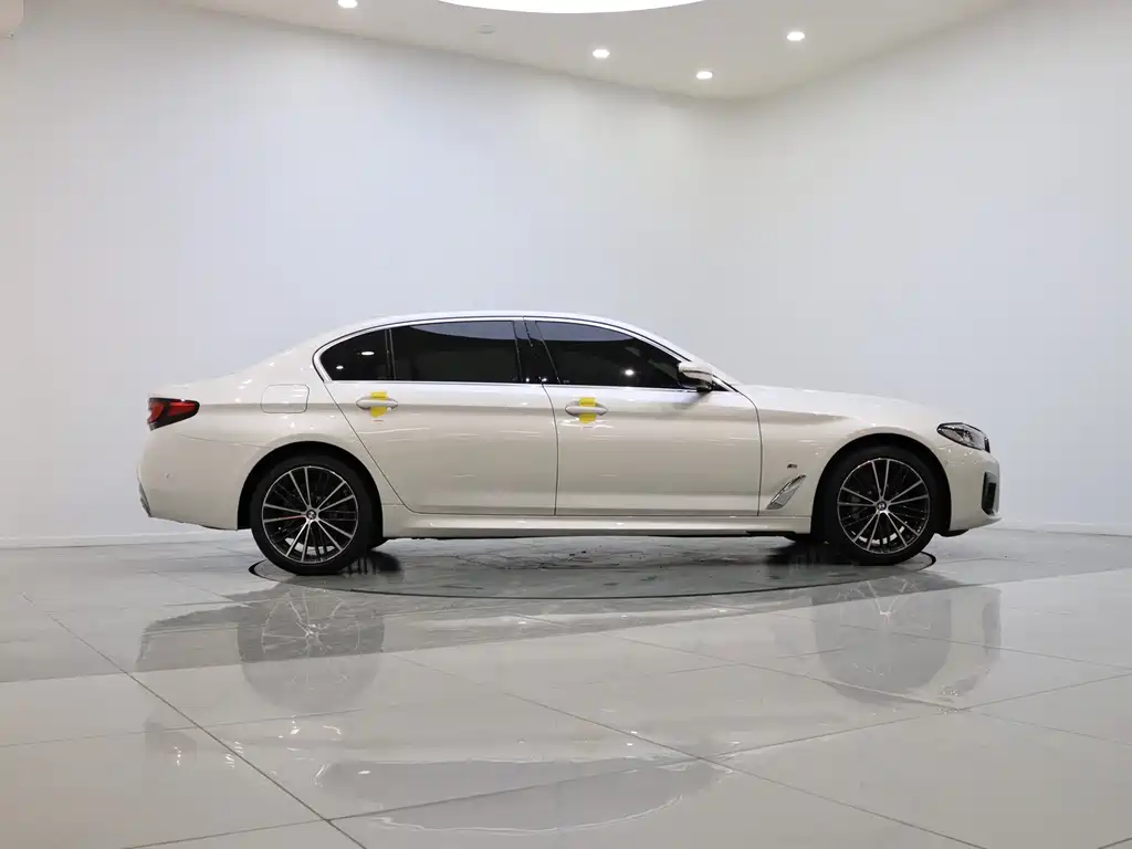 BMW 5 Series 2023 — фото 15