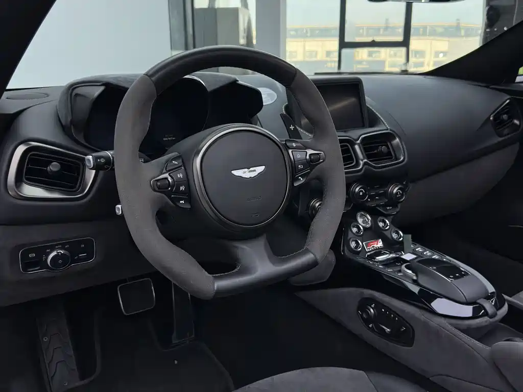 Aston Martin V8 Vantage 2022 — фото 20