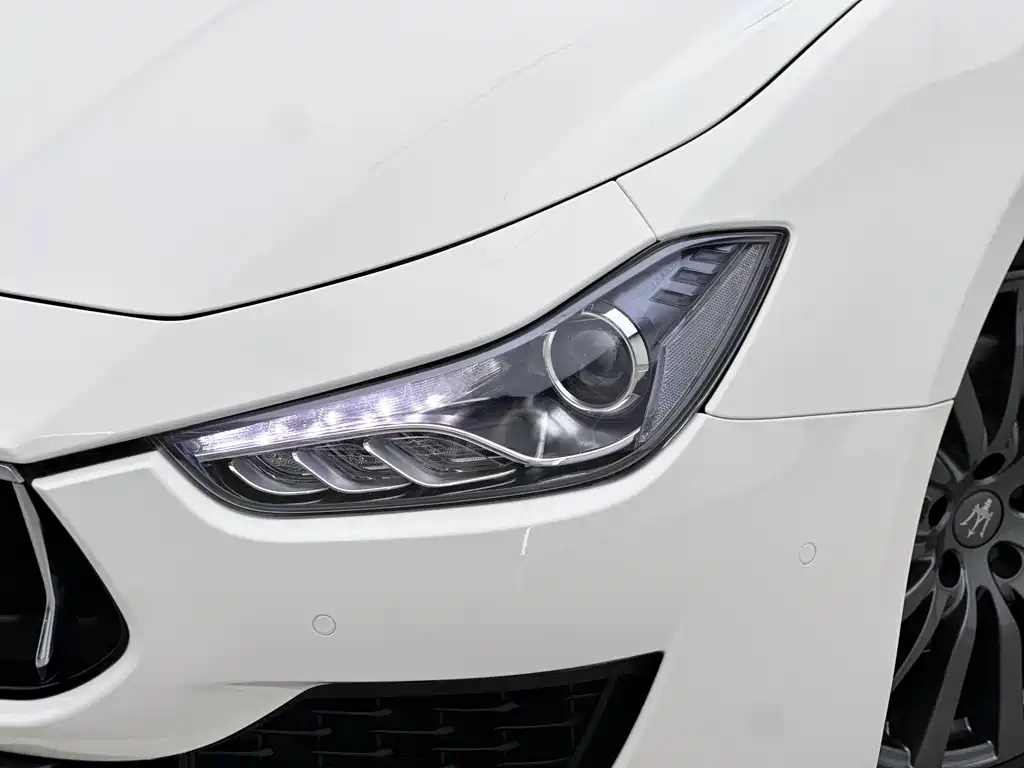 Maserati Ghibli 2019 — фото 17