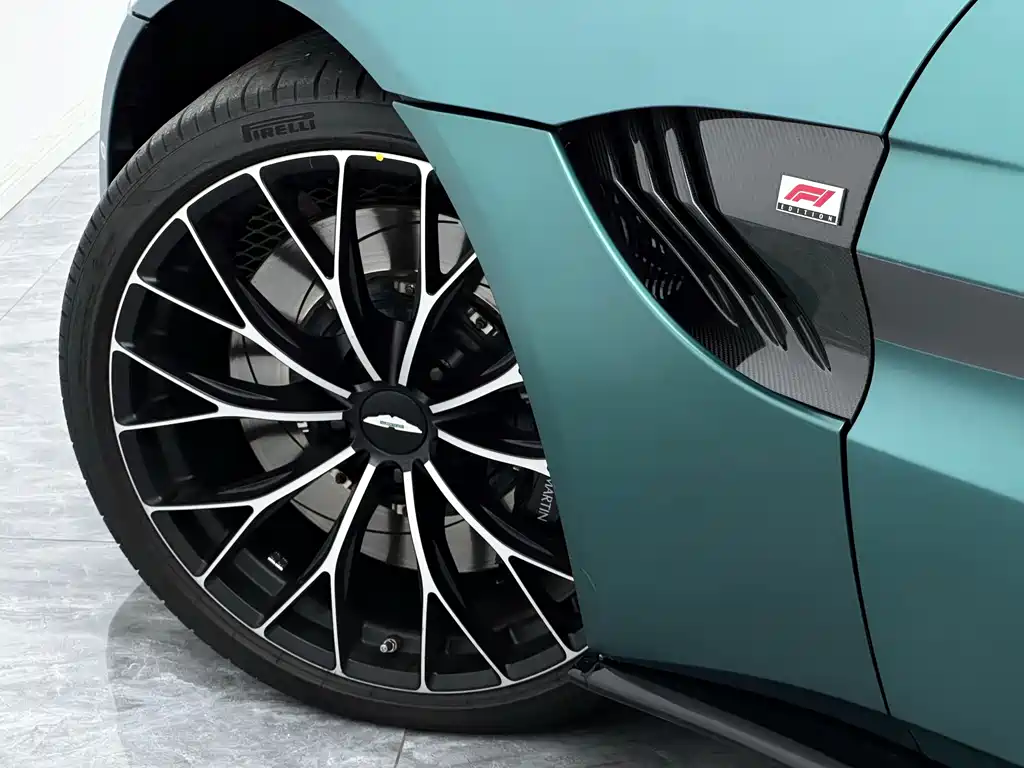 Aston Martin V8 Vantage 2022 — фото 10