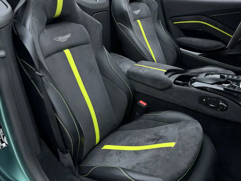 Aston Martin V8 Vantage 2022 — фото 17