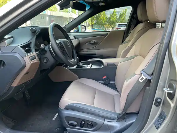 Lexus ES 2025