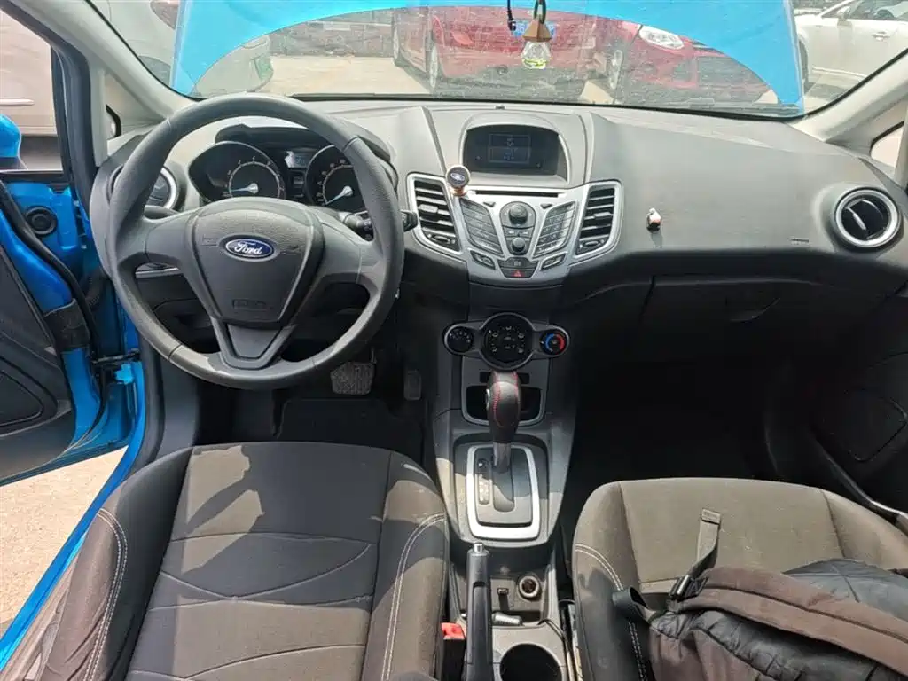 Ford Fiesta 2015 — фото 10