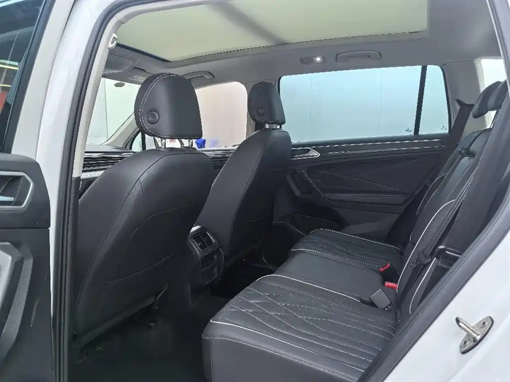 Volkswagen Tiguan L 2023 — фото 11