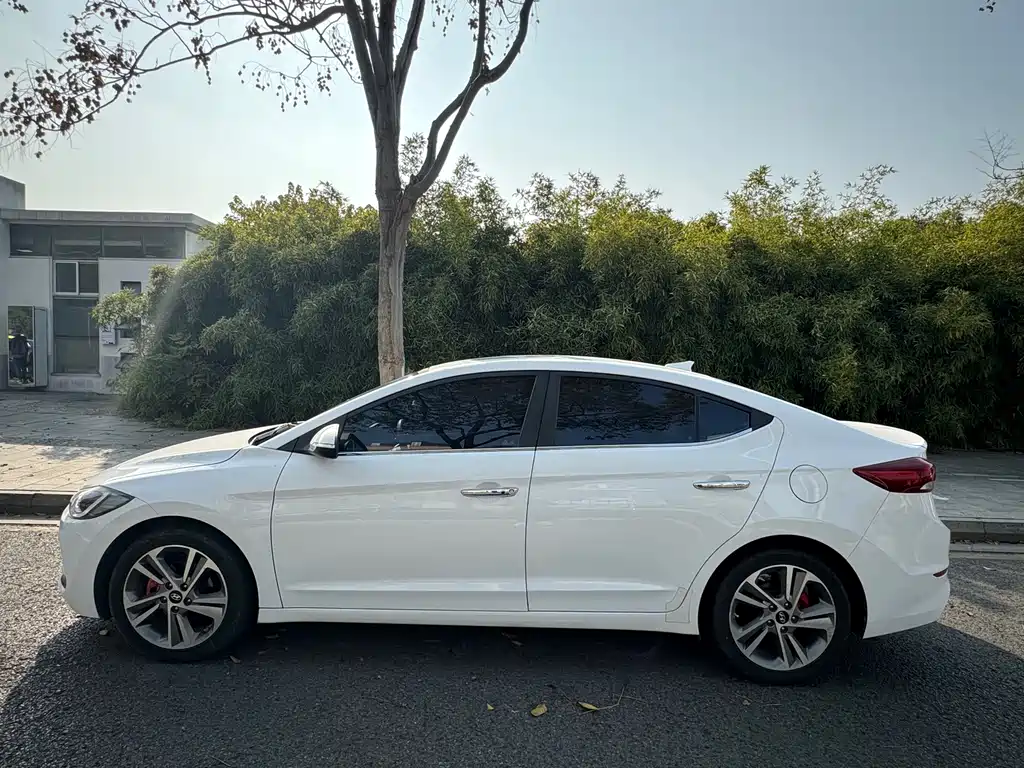 Hyundai Elantra 2017 — фото 7