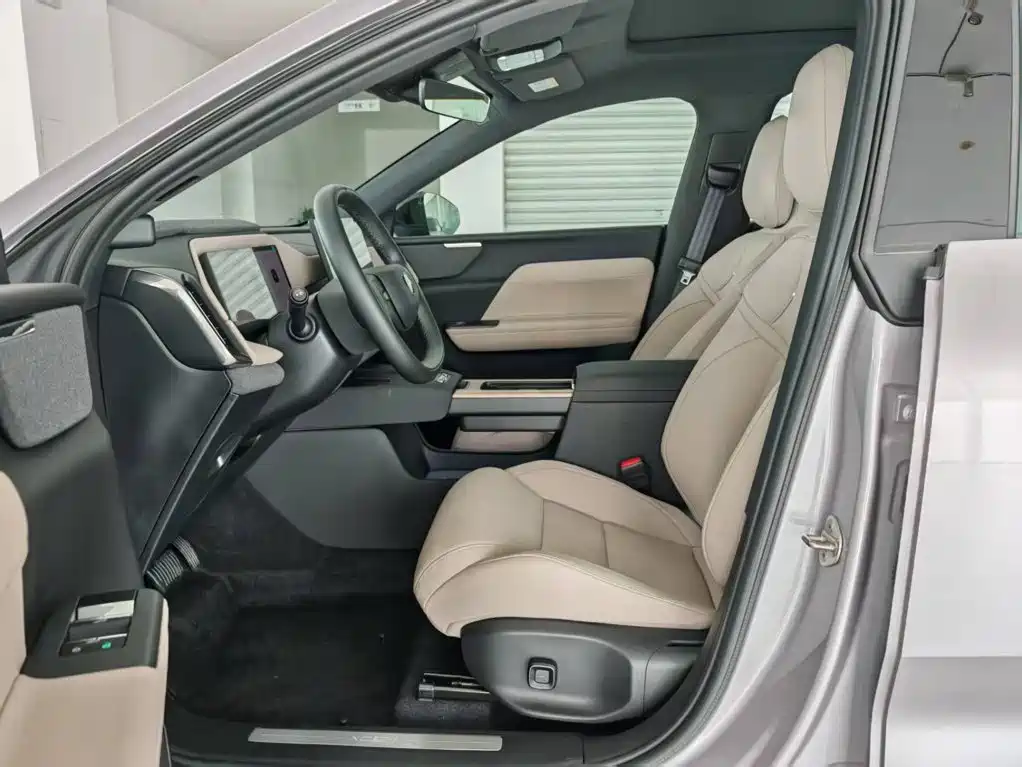 Volvo XC70 Plug-In Hybrid 2025 — фото 11