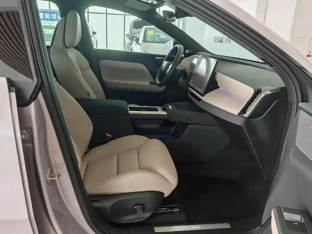 Volvo XC70 Plug-In Hybrid 2025 — фото 20