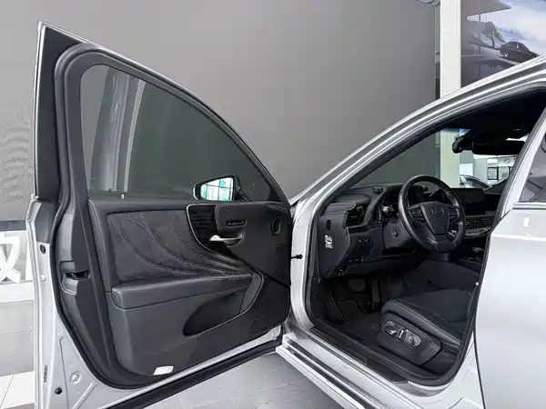 Lexus LS 2021