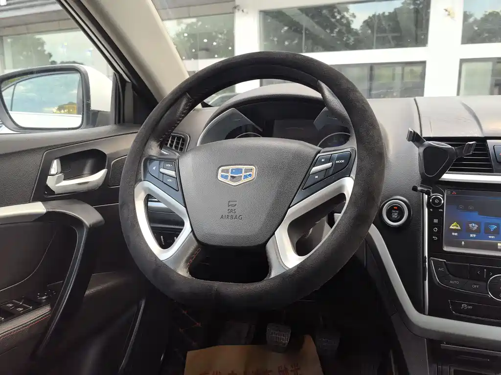 Geely Emgrand 2015 — фото 10