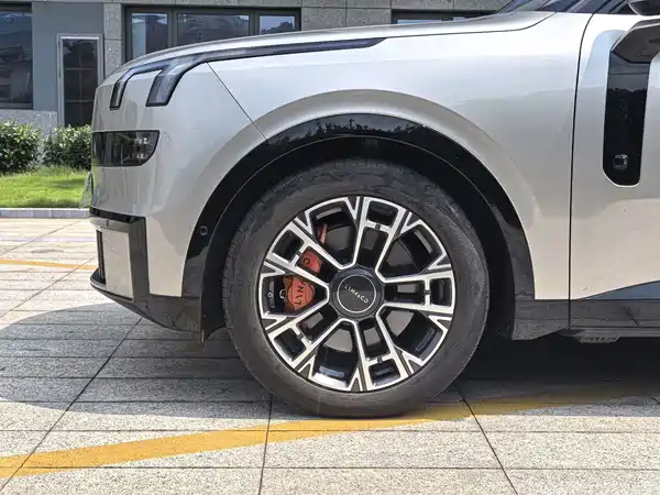 Lynk & Co 900 2025