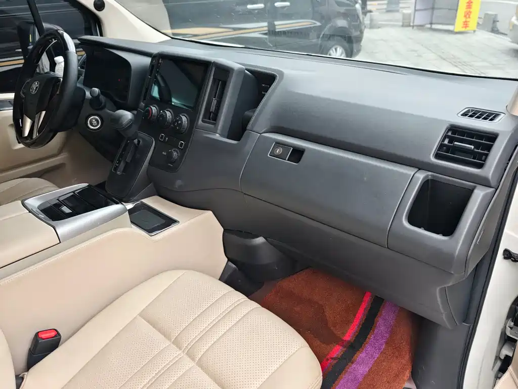 Toyota Hiace 2023 — фото 8