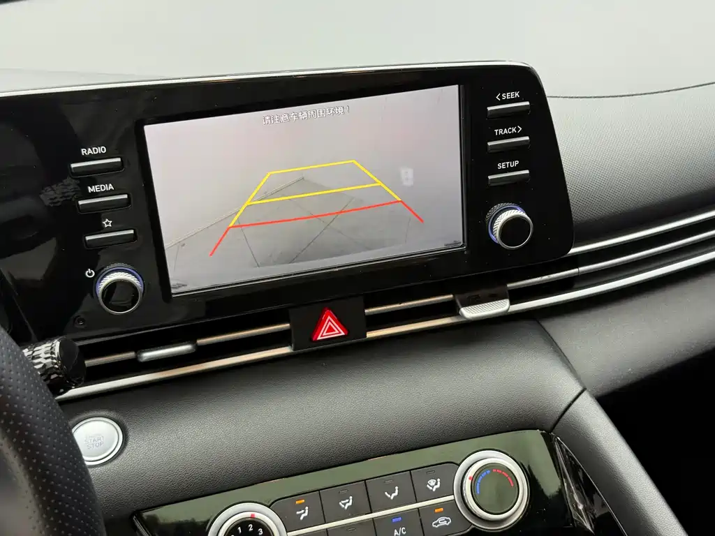 Hyundai Elantra 2023 — фото 17