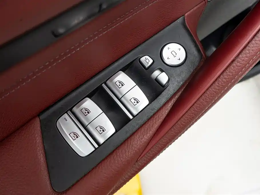 BMW 5 Series 2019 — фото 19