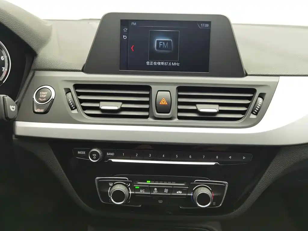 BMW 1 Series 2019 — фото 12