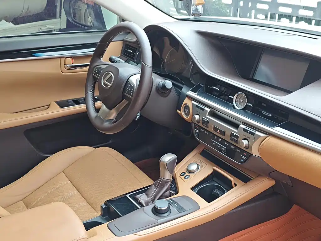 Lexus ES 2017 — фото 13