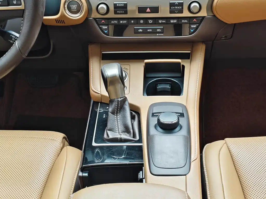 Lexus ES 2017 — фото 17