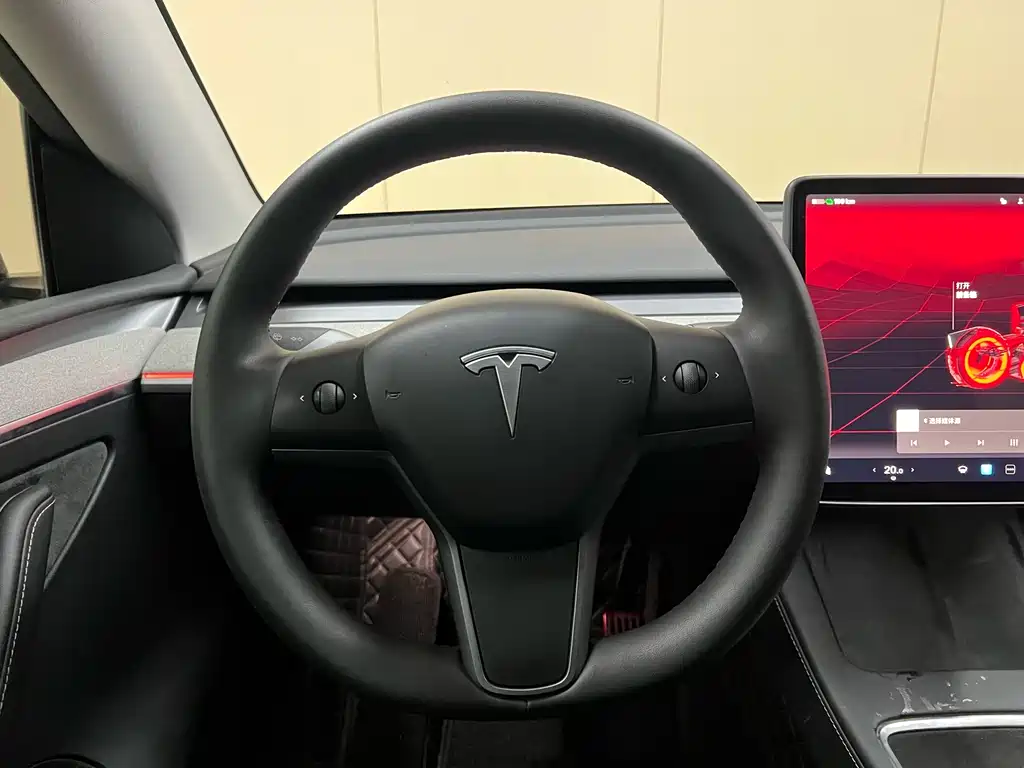 Tesla Model Y 2025 — фото 15