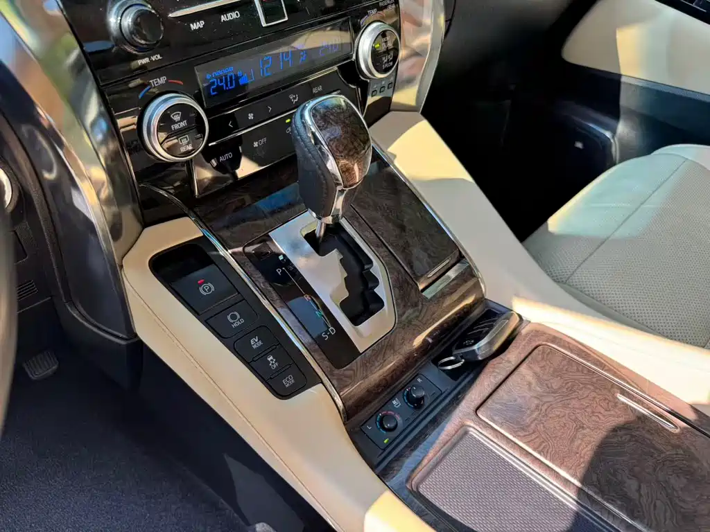 Toyota Alphard 2022 — фото 9