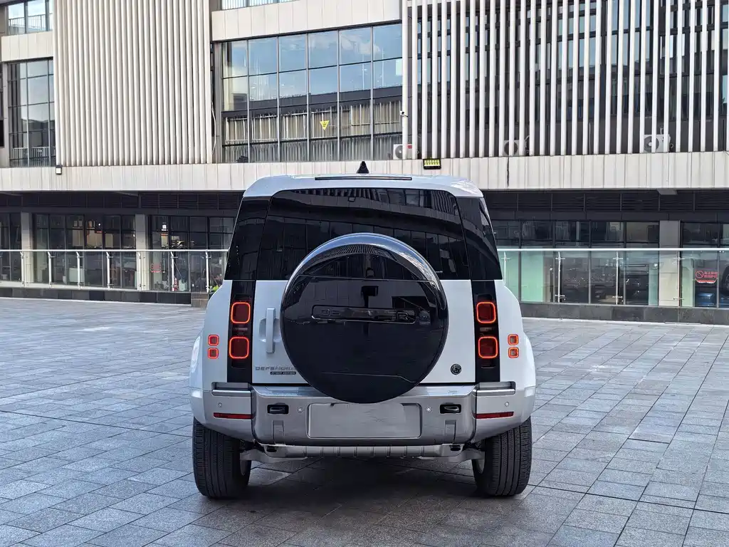 Land Rover Defender 2022 — фото 16