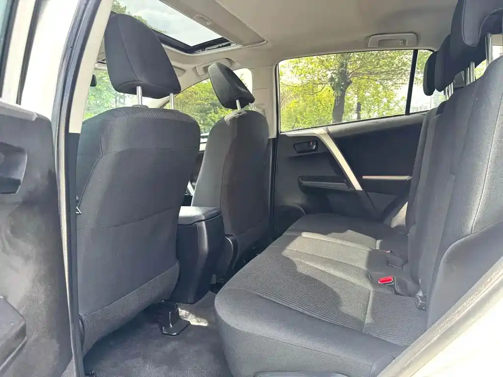 Toyota RAV4 2018 — фото 10