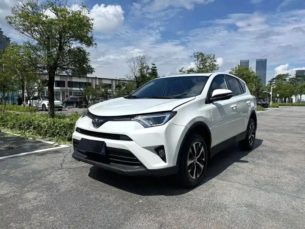 Toyota RAV4 2018 — фото 1