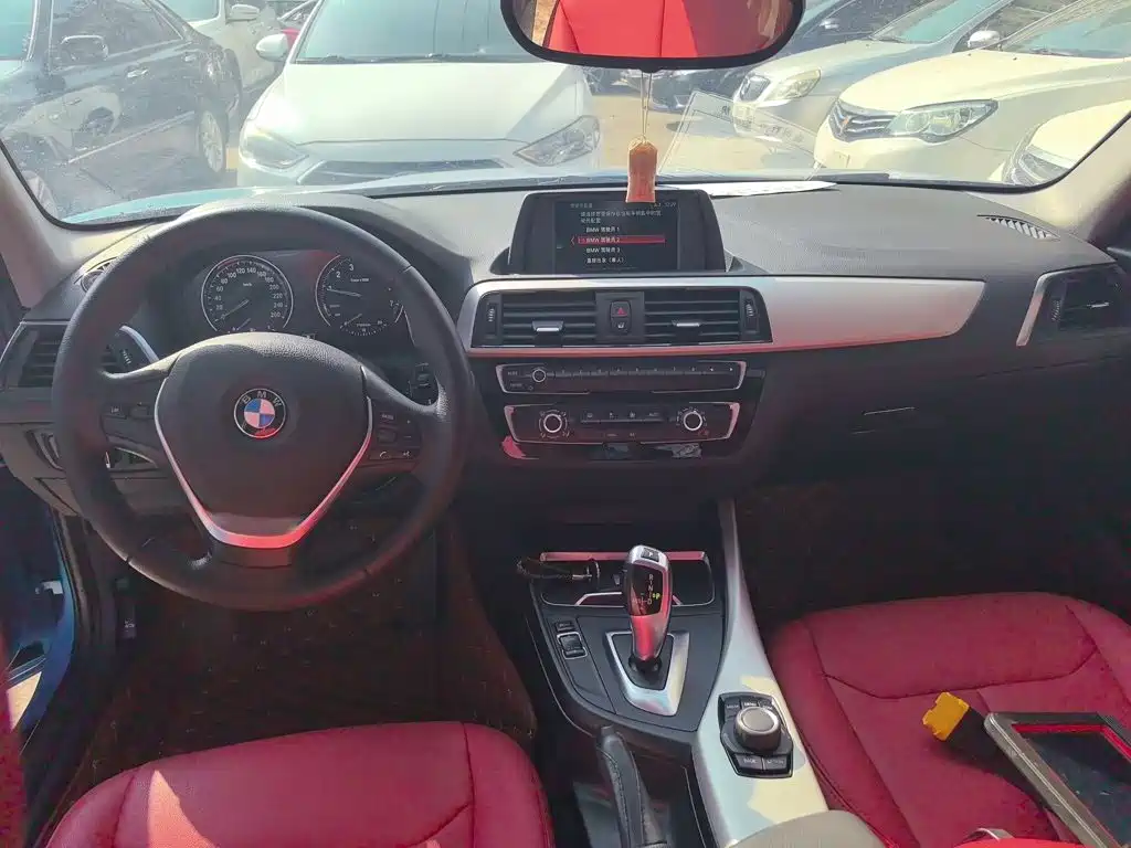 BMW 1 Series 2018 — фото 10