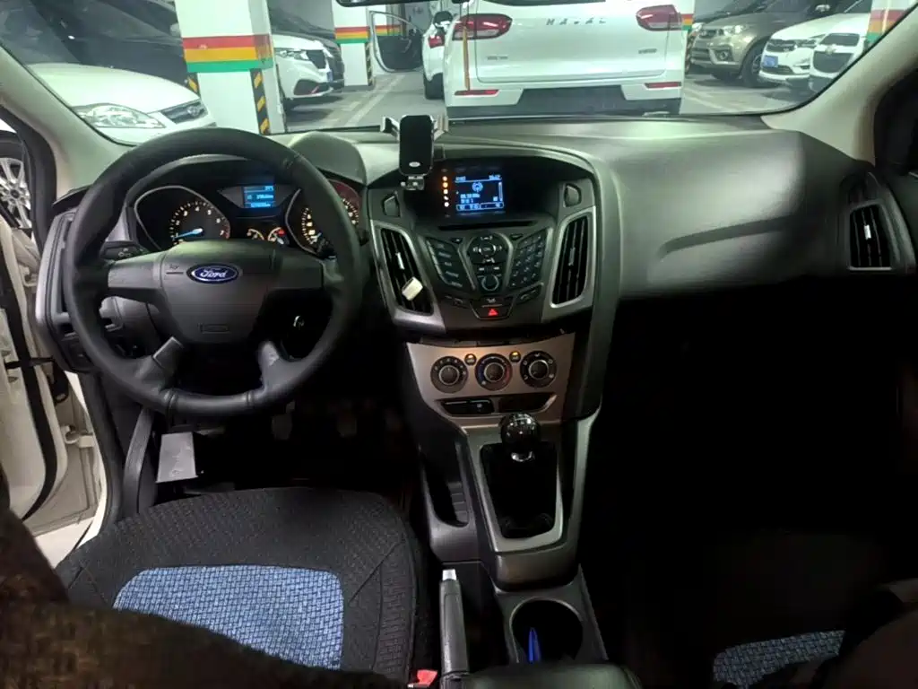 Ford Focus 2015 — фото 10