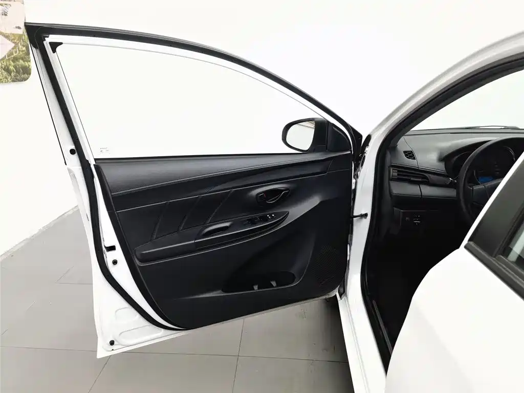Toyota Yaris L 2020 — фото 8