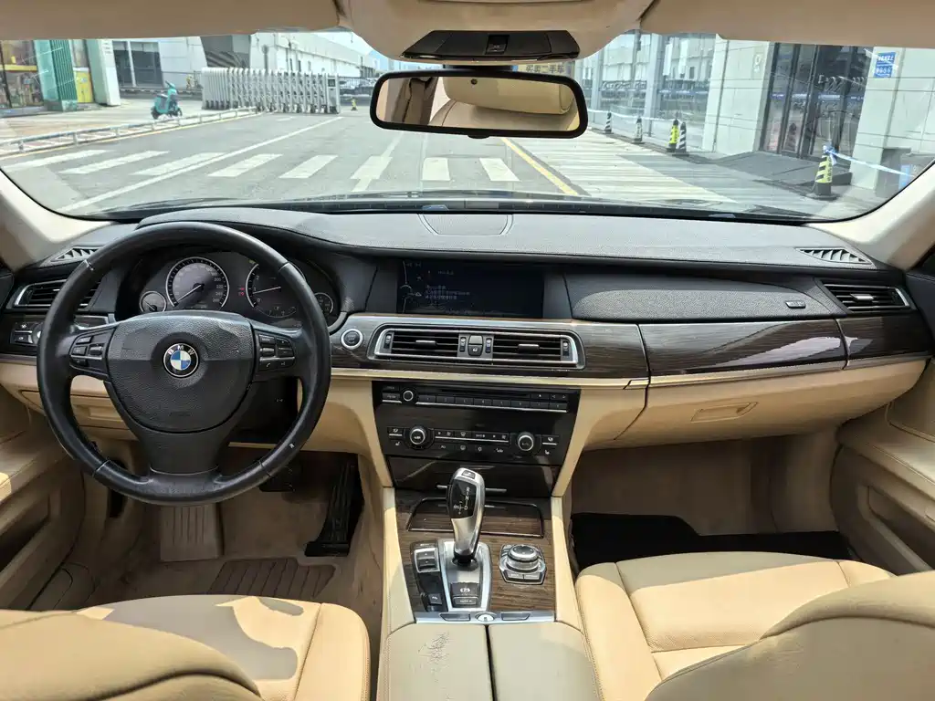 BMW 7 Series 2010 — фото 9
