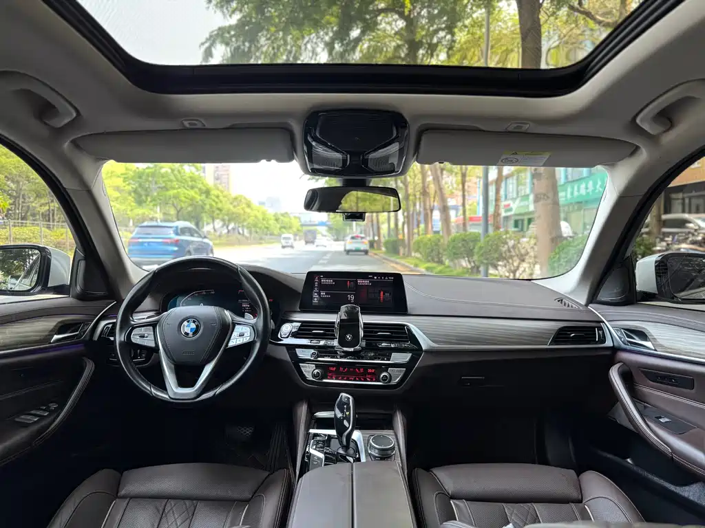 BMW 5 Series 2019 — фото 8
