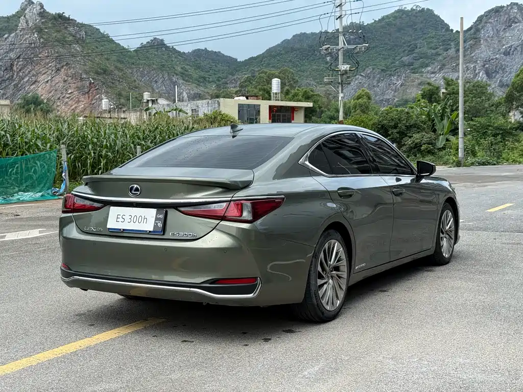 Lexus ES 2019 — фото 9